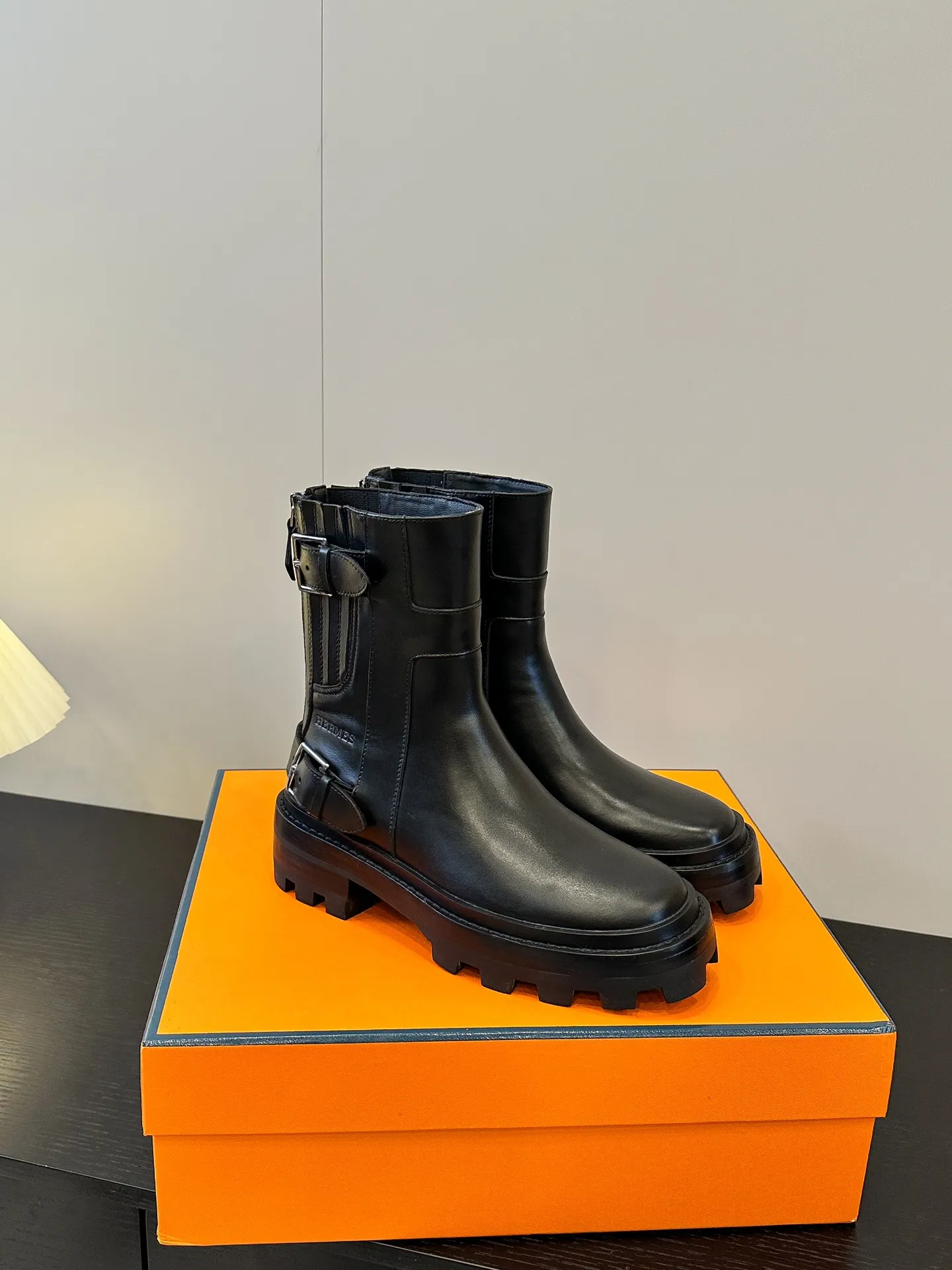 👟👟Ex-factory price 640👟👟 Top version H family 2024 autumn and winter new HERMES classic boots 🇨🇳 Naturally have unique craftsmanship and quality. The leather of this boot is all imported and customized, and the inner material is also imported custom cowhide 🗯️Easy to wear and comfortable, a must-have autumn and winter style that looks good with everything, and the style lasts no matter how you wear it ♥️ Upper: first-layer cowhide Lining: Sheepskin lining Outsole: Rubber bottom Size: Female 35-39 (40 non-returnable and non-exchangeable)